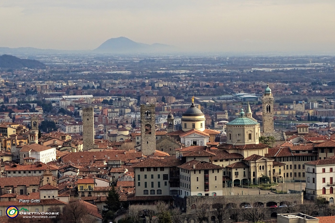 47 Da San Vigilio panorama su Citta Alta e Bassa.JPG